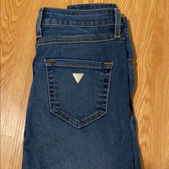 High Waisted distressed GUESS jeans - Picture 2 of 3